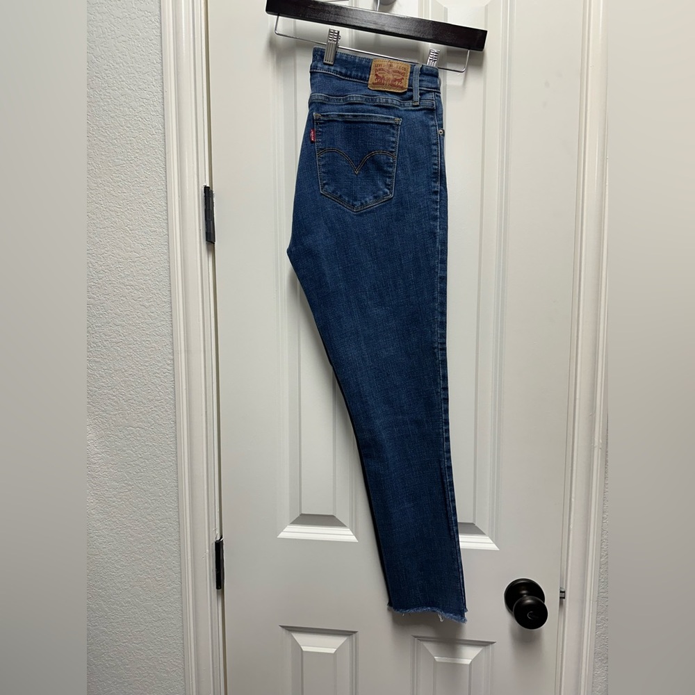 Preowned Levi’s 711 Skinny Frayed hem jeans